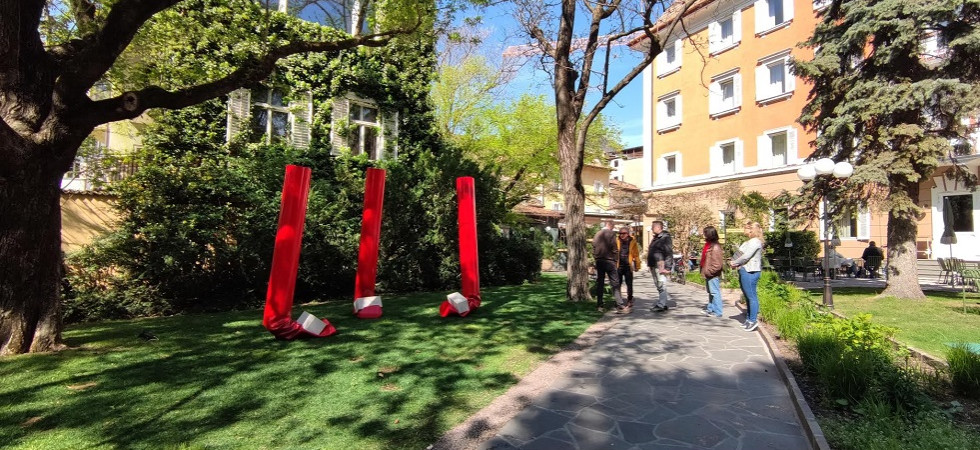 Il parco Respirart di Pampeago si prende la scena a Bolzano, dal triangolo armonico'' all'opera surrealista